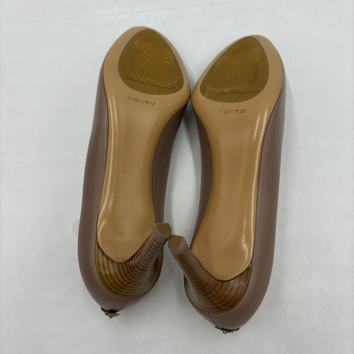 ＊ 未使用 箱付き イタリア制 '高級(jí)婦人靴' Salvatore Ferragamo サルヴァトーレフェラガモ 本革 ヴァラ ヒール / パンプス 6.5C 23.5cm