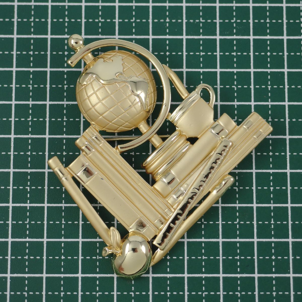 A10274*[DANECRAFT]*... стол сверху узор глобус книга@ яблоко авторучка матовый Gold цветный * Vintage брошь *