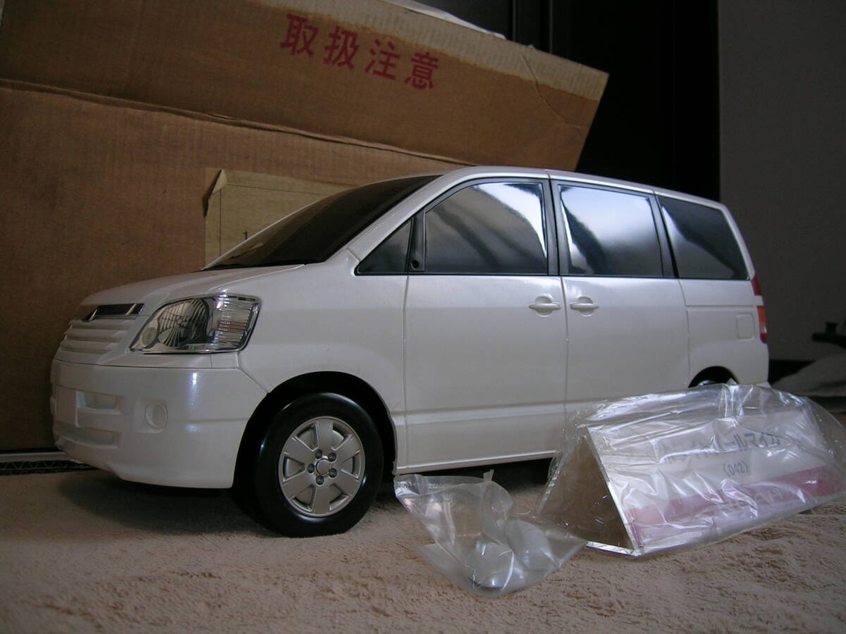 新品 新車 元箱入 未完成品 トヨタ 初代 ノア NOAH AZR60