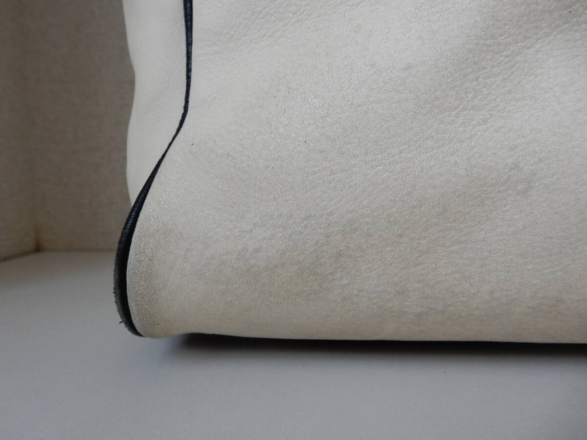 イタリア製☆本革☆CHRISTIAN VILLA(クリスチャン ヴィラ)☆B5対応☆5ポケット☆南京錠、鍵付き☆ハンドバッグ アイボリー×ブラック_画像2