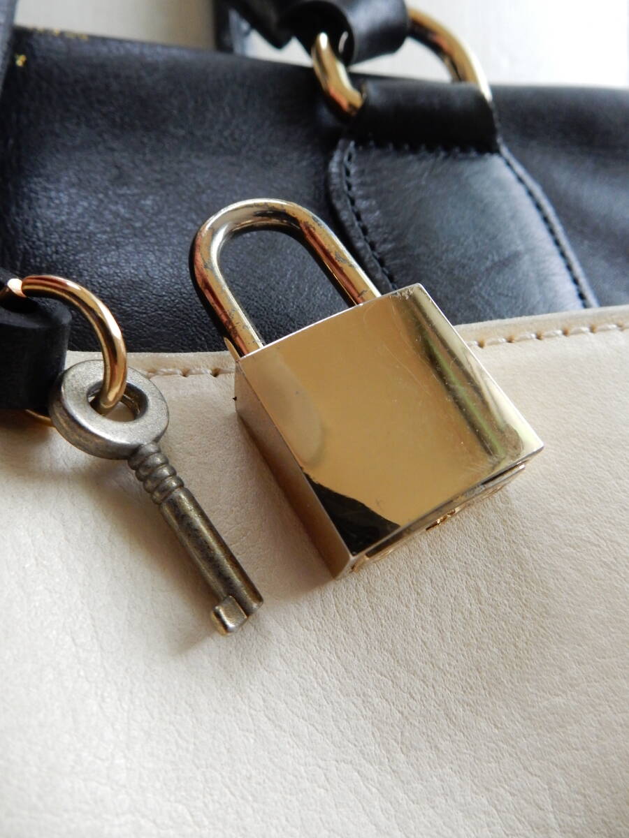 イタリア製☆本革☆CHRISTIAN VILLA(クリスチャン ヴィラ)☆B5対応☆5ポケット☆南京錠、鍵付き☆ハンドバッグ アイボリー×ブラック_画像4