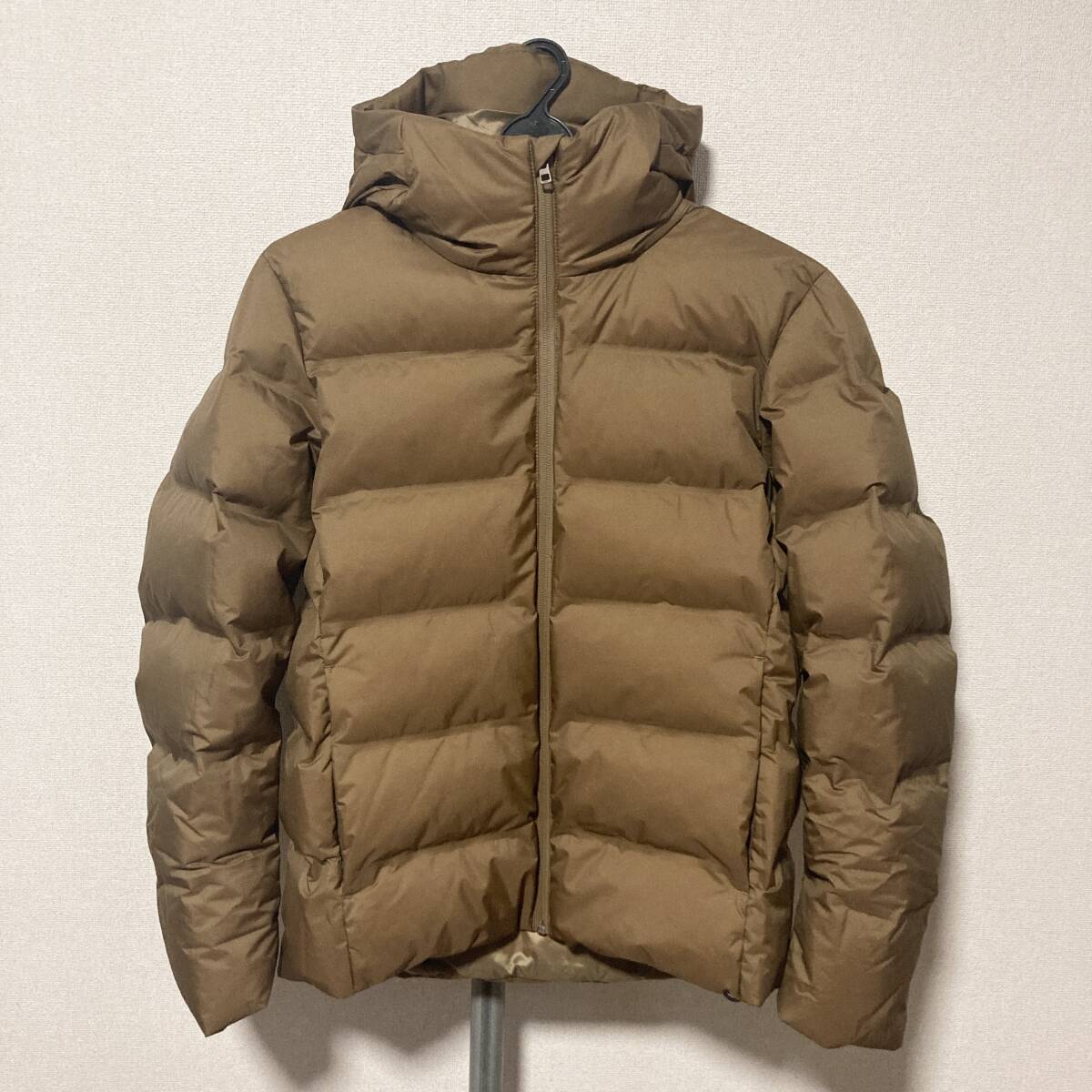 送料込み■美品 ユニクロ シームレスダウンパーカ メンズ Mサイズ ダウンジャケット