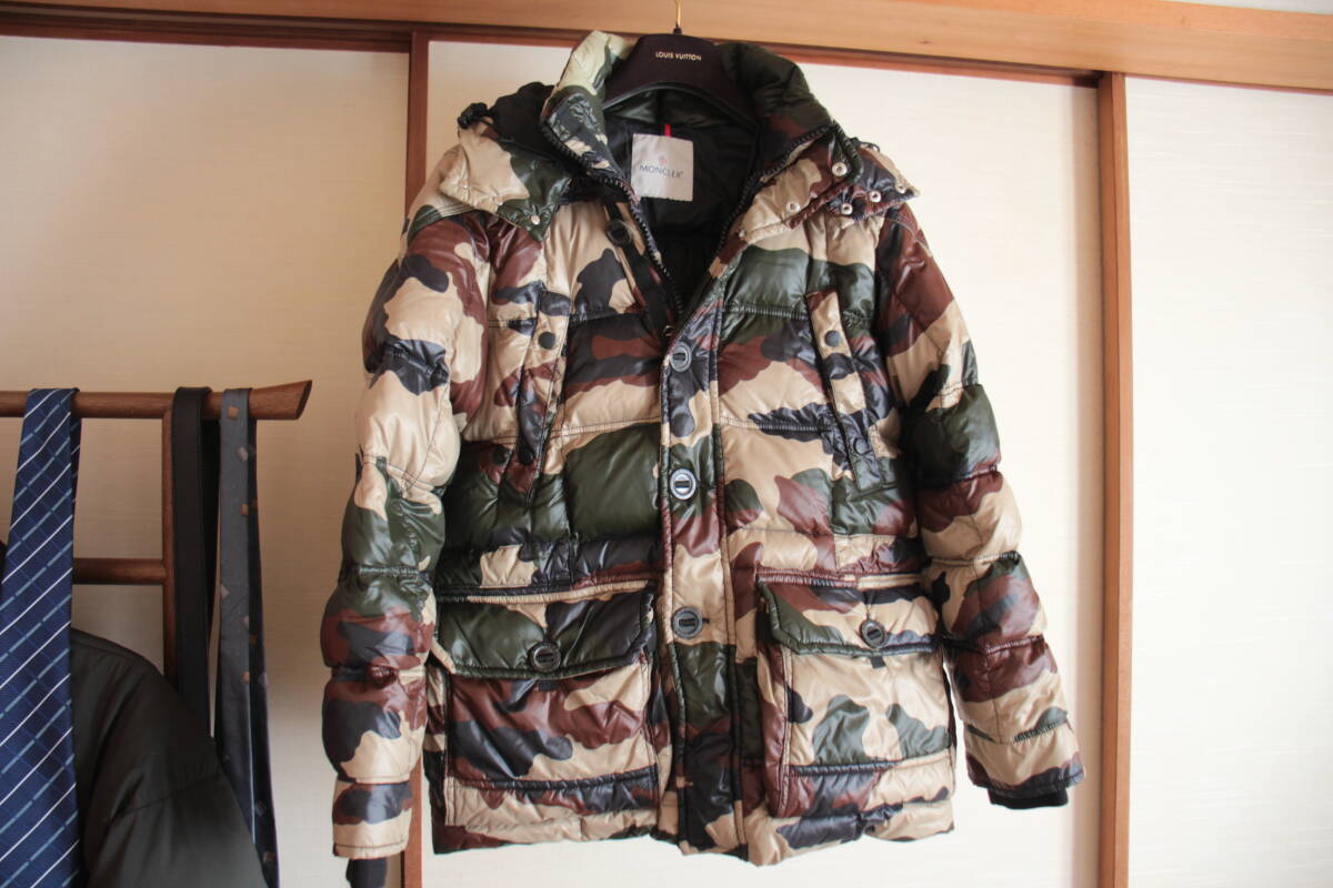 MONCLER フード付ダウン カモフラ 迷彩 SAUTERNEサイズ2.。