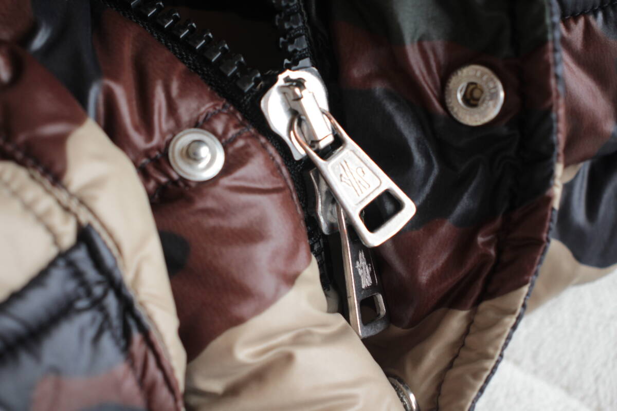 MONCLER フード付ダウン カモフラ 迷彩 SAUTERNEサイズ2.。