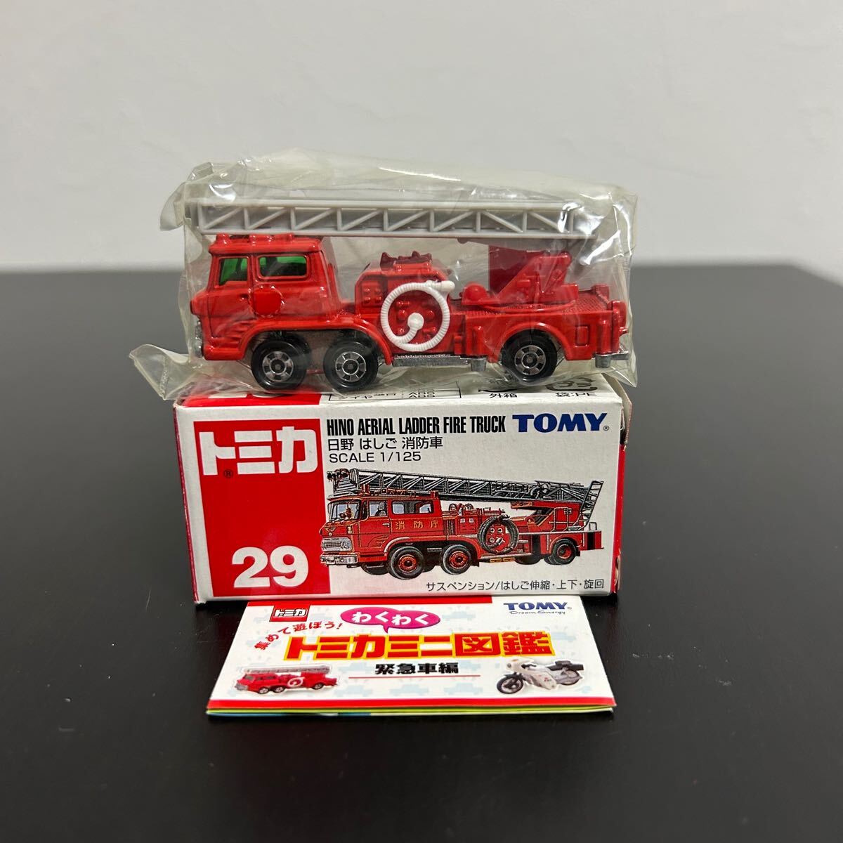 トミカ 赤箱 29 日野 はしご 消防車 青ロゴ TOMY 激レア 美品 トミカ 赤箱 29 日野 はしご 消防車 青ロゴ TOMY 激レア 美品