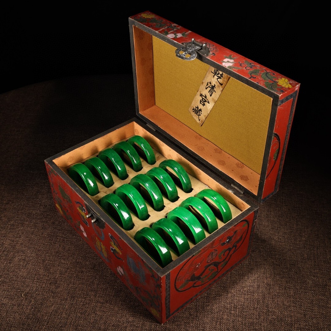 蔵友旧蔵出 翡翠製 細密彫 高冰 陽綠翠 腕輪 箱付 置物 賞物 蔵友旧蔵出 翡翠製 細密彫 高冰 陽綠翠 腕輪 箱付 置物 賞物
