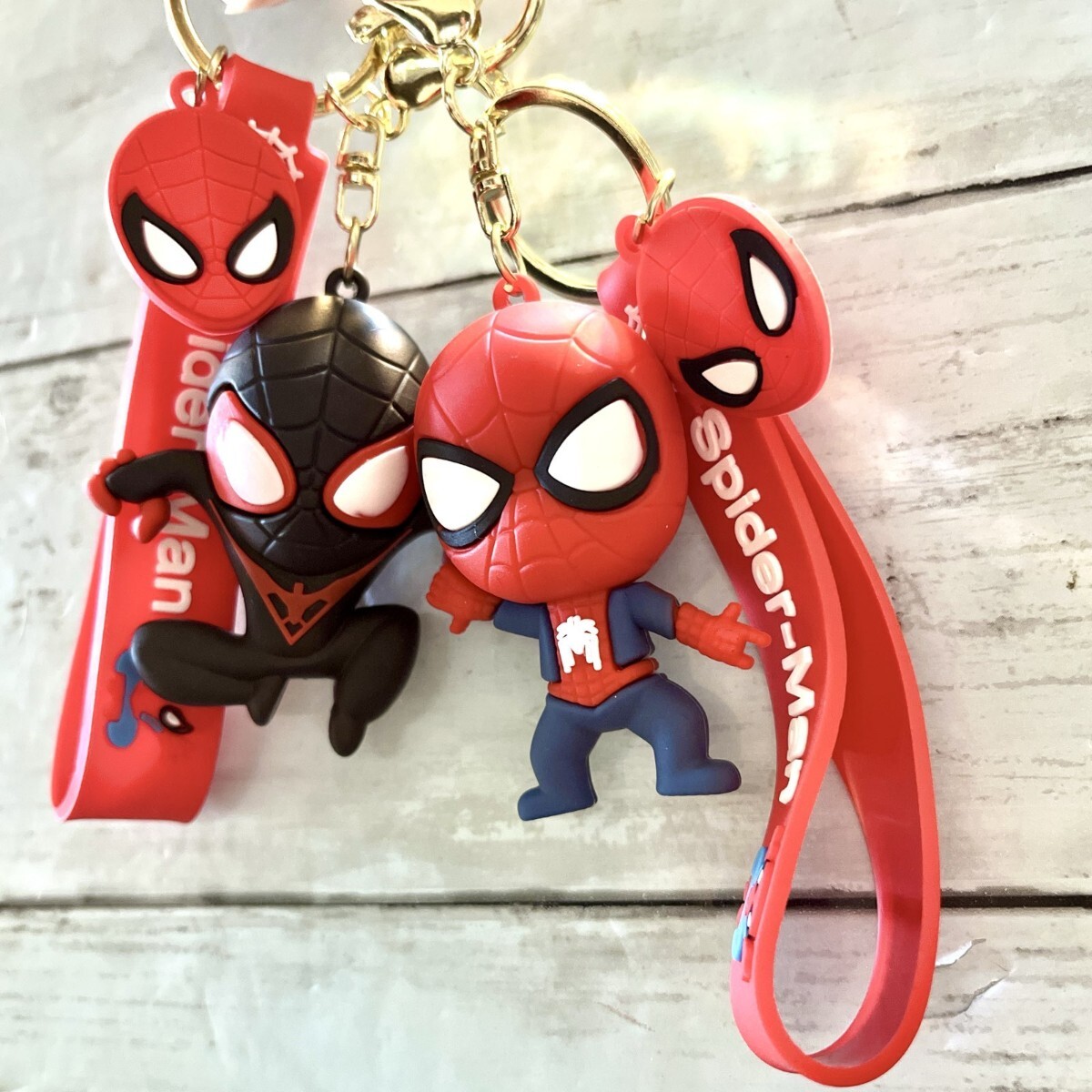 スパイダーマン 赤 黒 2個セット アニメ映畫 キーホルダー バッグチャーム 新品 マーベル メンズ レディース ストラップ カラビナ 激かわ