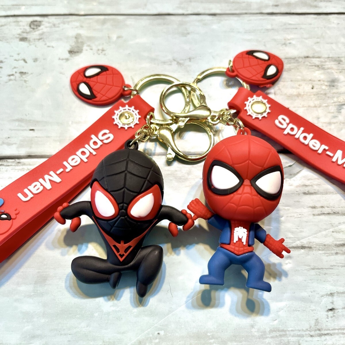 スパイダーマン 赤 黒 2個セット アニメ映畫 キーホルダー バッグチャーム 新品 マーベル メンズ レディース ストラップ カラビナ 激かわ