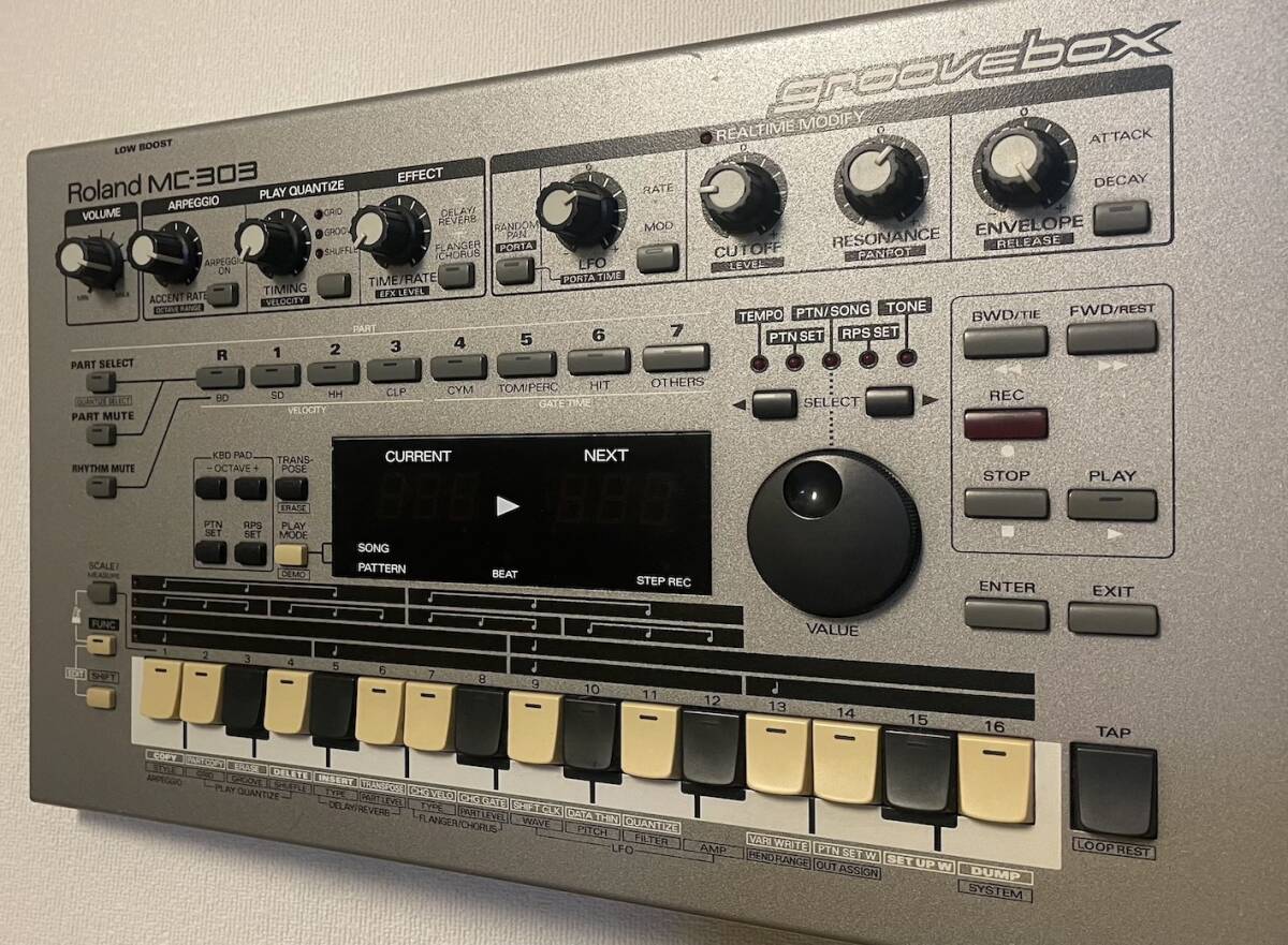 Roland MC-303 Groove Box シーケンサー Roland MC-303 Sequencer Groovebox Drum Machine Sound Module