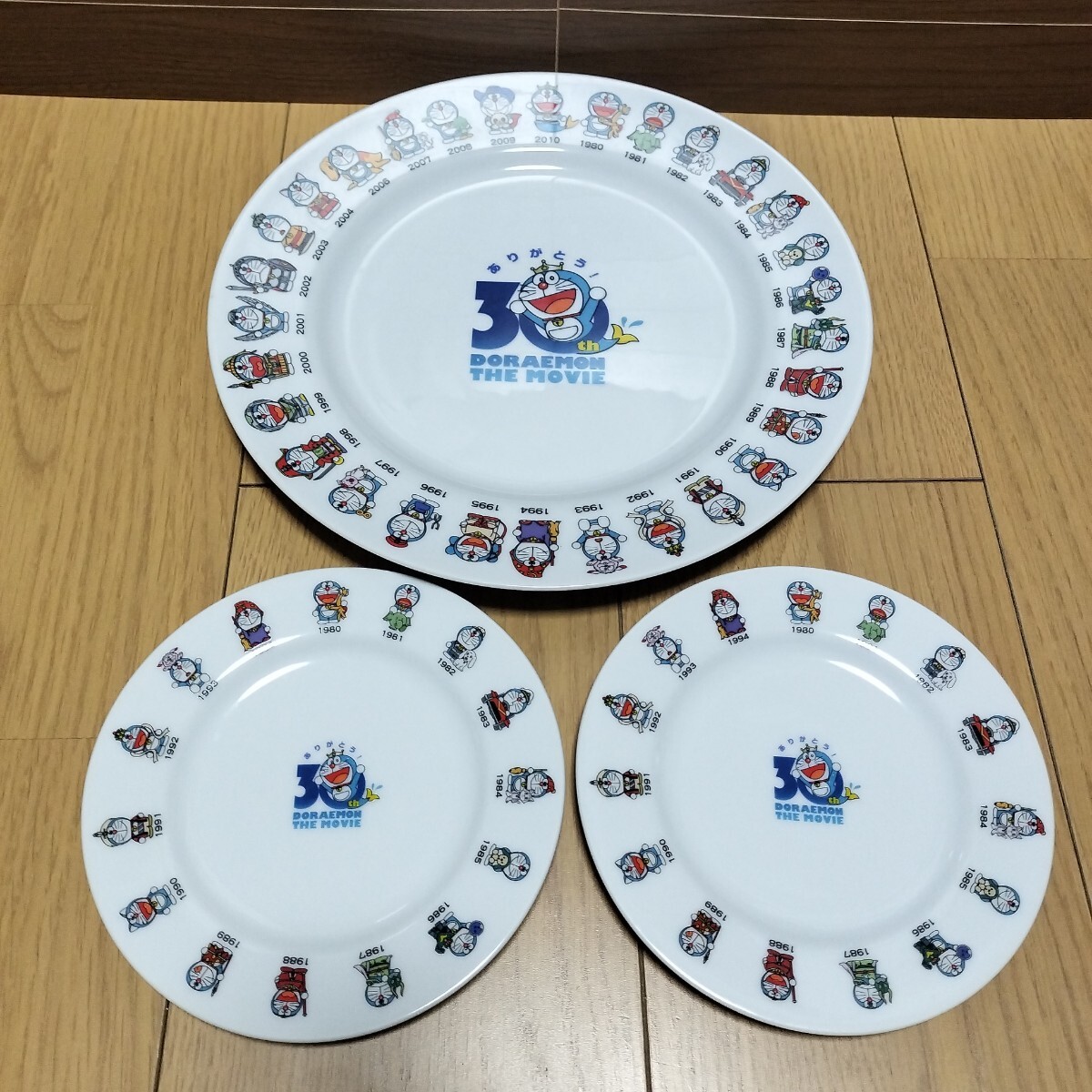 【2024】三越のお歳暮・冬ギフト ドラえもん 小皿 大皿 皿 3枚≫陶器製 ほっともっと≪プレート × マグカップ・食器
