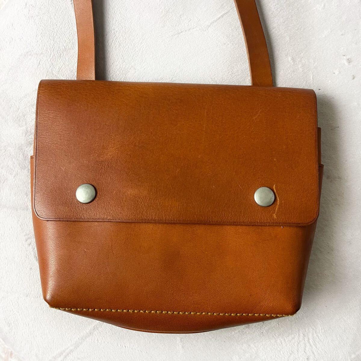 MHL MARGARET HOWELL Margaret Howell TOUGH LEATHER сумка на плечо натуральная кожа натуральная кожа Mini кожаная сумка Brown чай цвет бренд Logo 