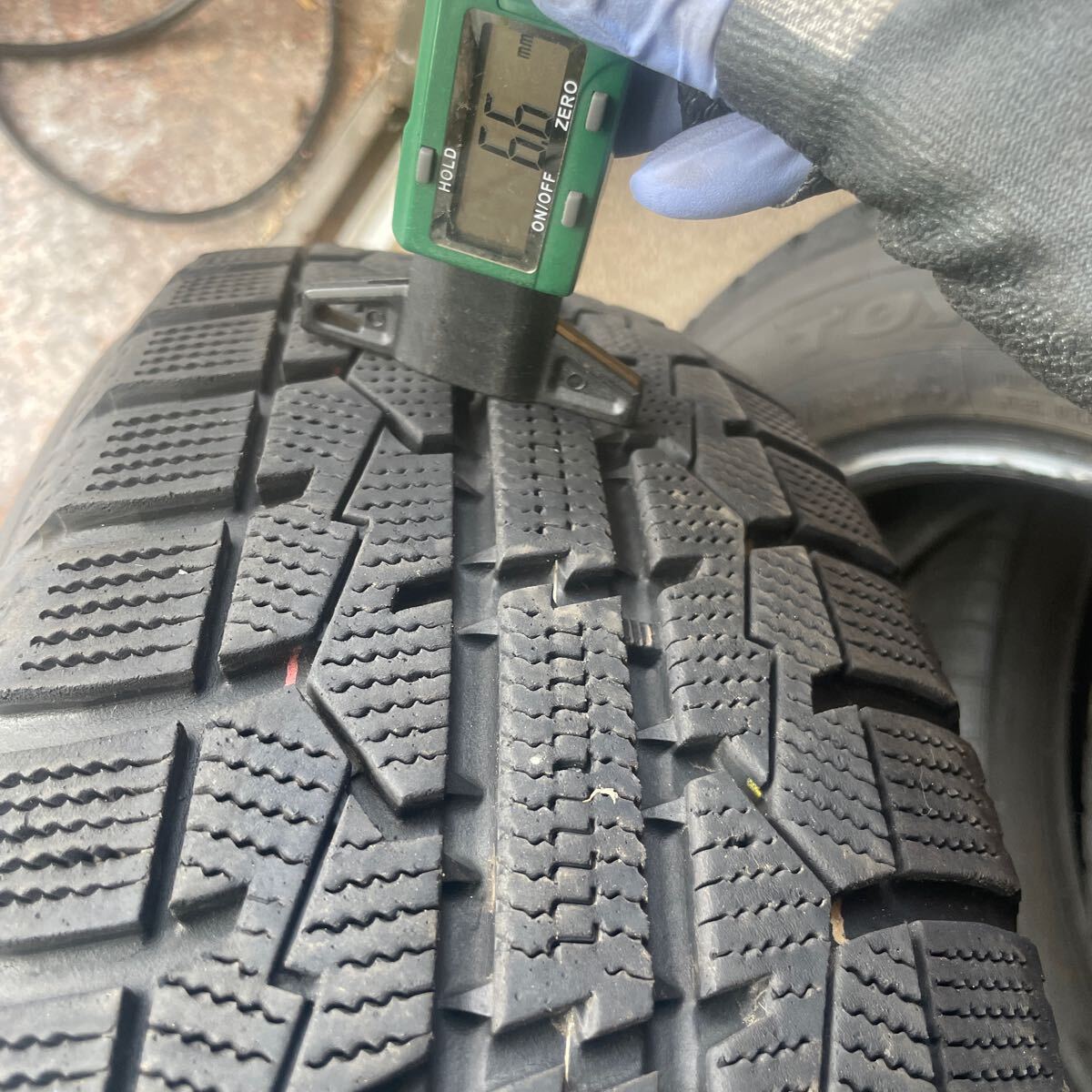 175/65R15 トーヨータイヤ OBSERVE GARIT GIZ 中古スタッドレスタイヤ2本　2020年製　残山あり　ガリット_画像2