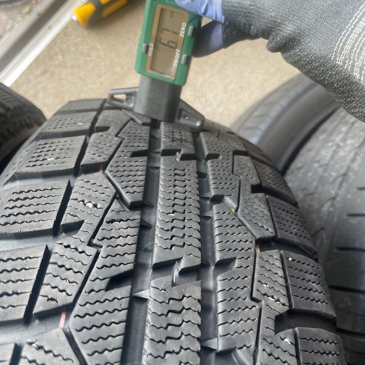 175/65R15 トーヨータイヤ OBSERVE GARIT GIZ 中古スタッドレスタイヤ2本　2020年製　残山あり　ガリット_画像3