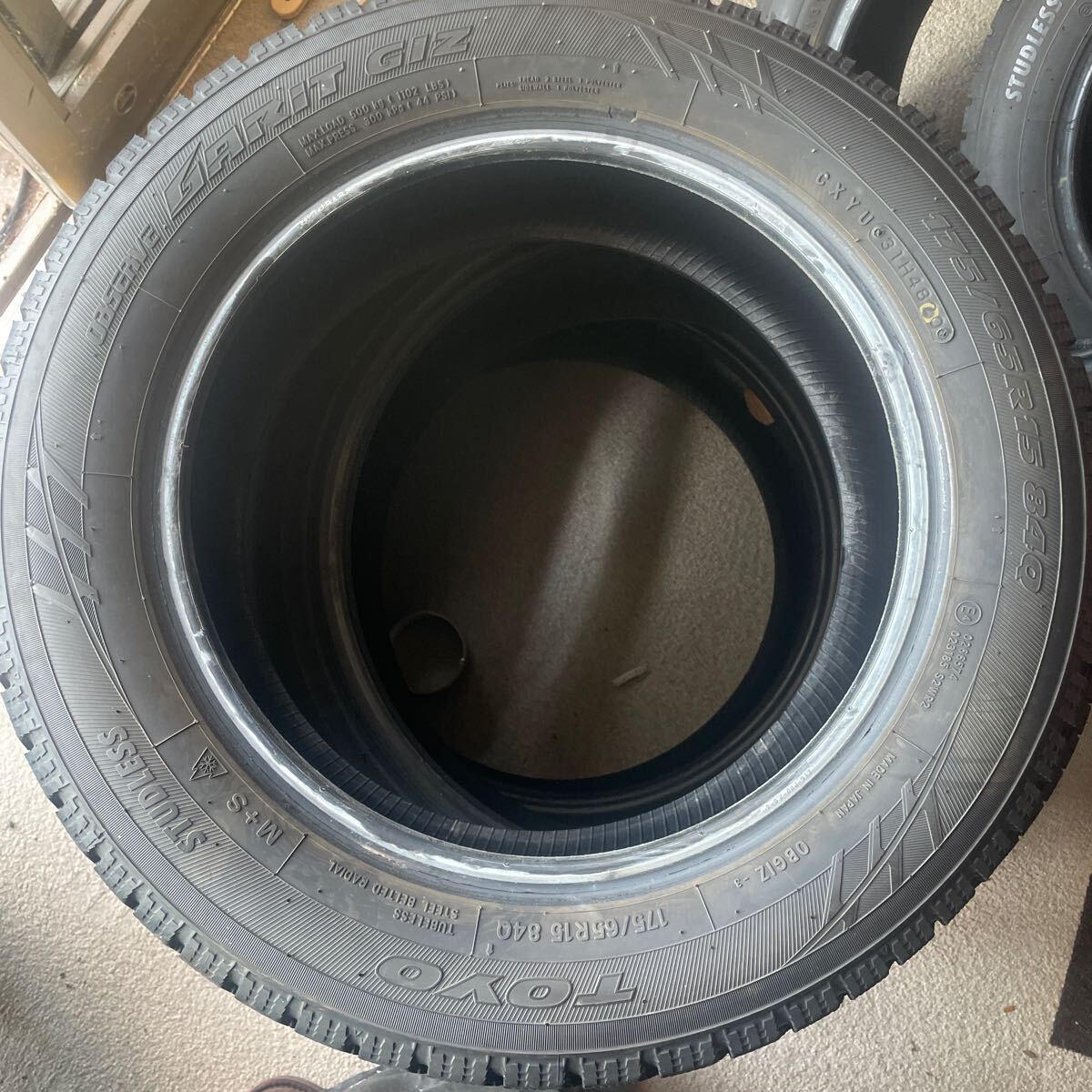 175/65R15 トーヨータイヤ OBSERVE GARIT GIZ 中古スタッドレスタイヤ2本　2020年製　残山あり　ガリット_画像8