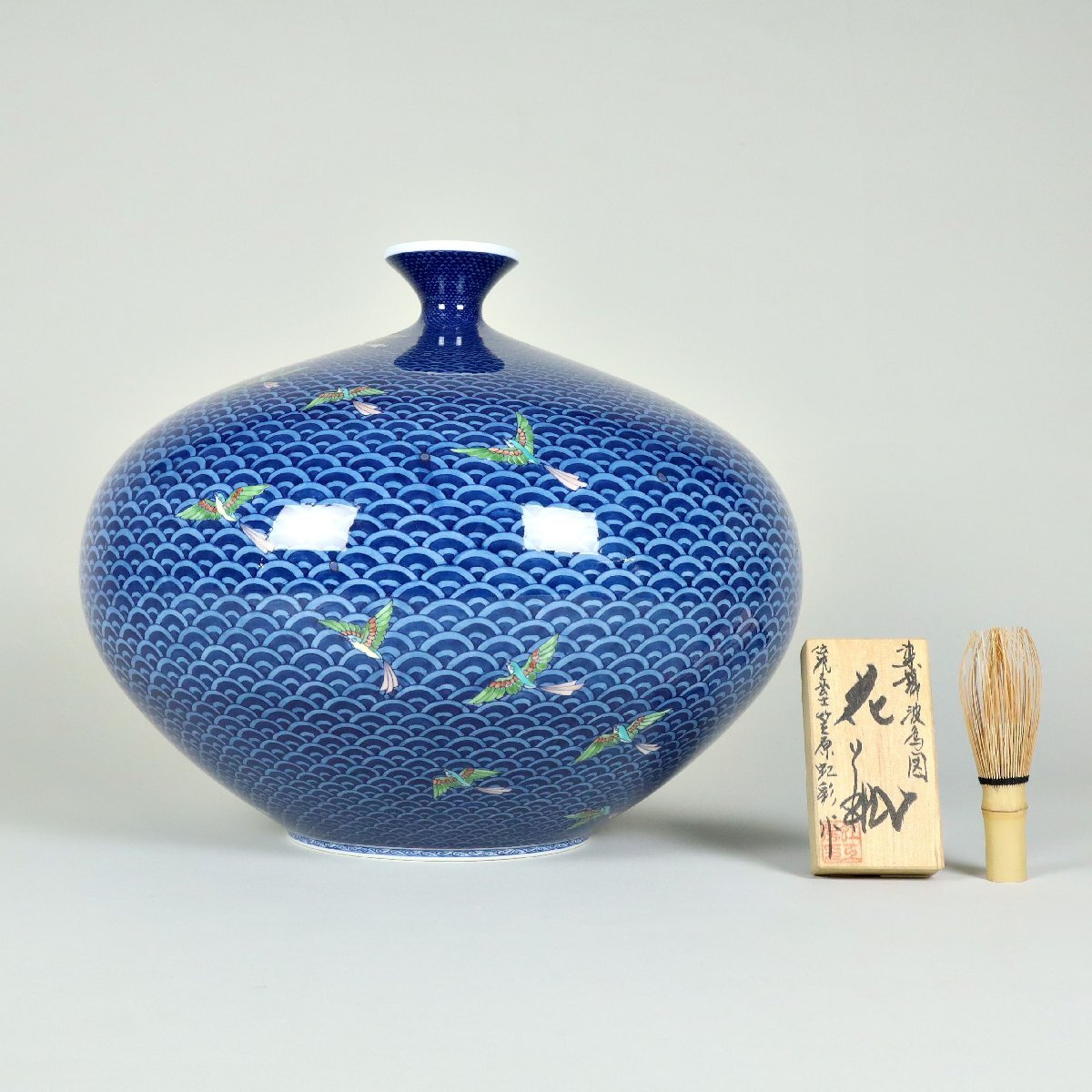 伝統工芸士 笠原虹彩作 有田焼 花瓶 細密画 染錦波鳥図 共箱 伝統工芸士 笠原虹彩作 有田焼 花瓶 細密画 染錦波鳥図 共箱