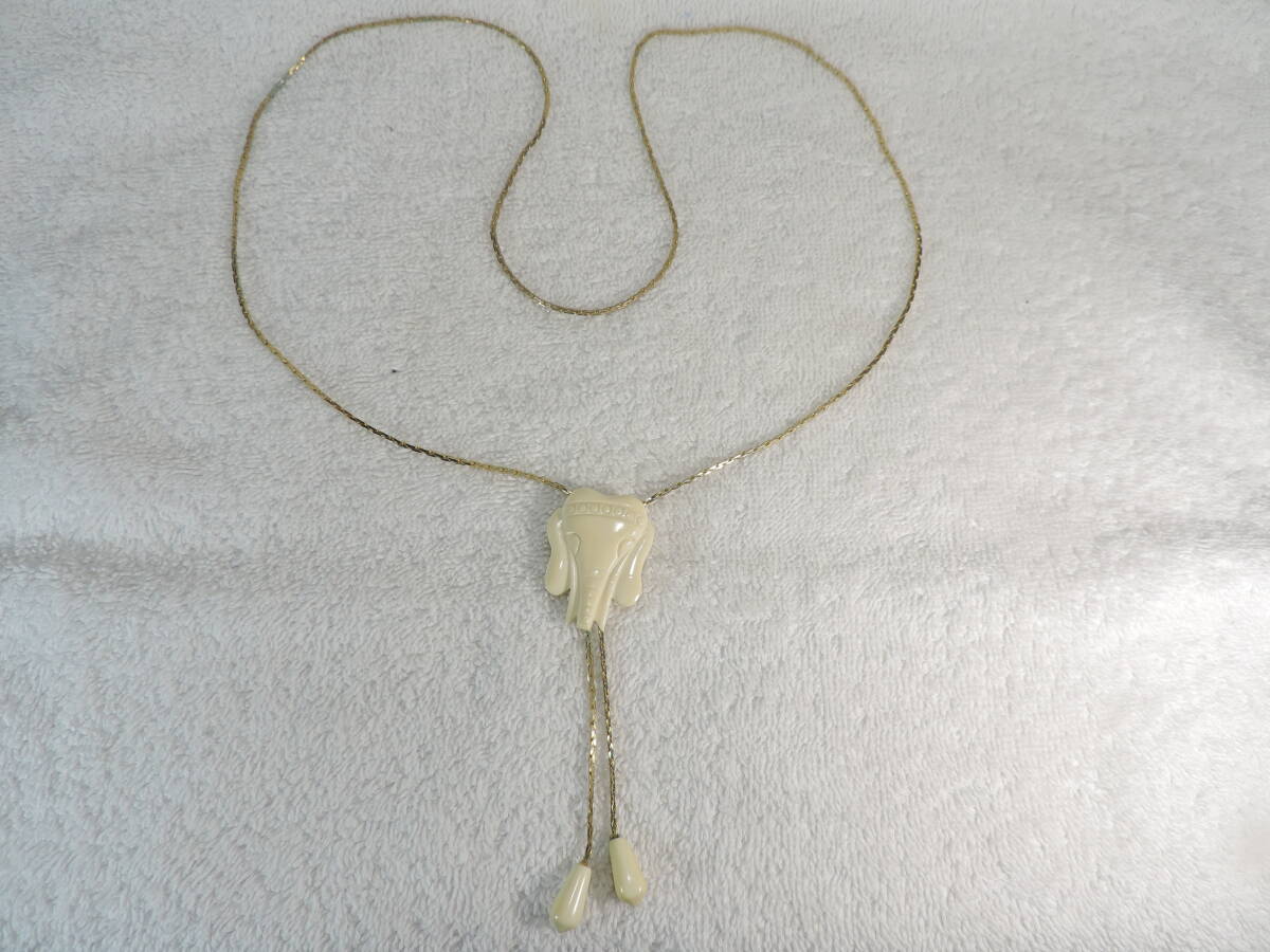 【質問欄より値下げ交渉可】未使用・美品・金張りネックレス(約70cm)・大ぶり象牙風ペンダント(サイズ:約30x25mm) レディース・約:12.30g