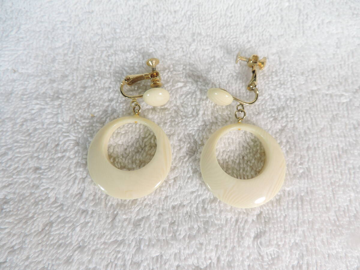 美品・イヤリング・大振り象牙風・ゴールド色金具(交換必要部分有り)・サイズ約:45x30ミリ・総重量約:6.70g
