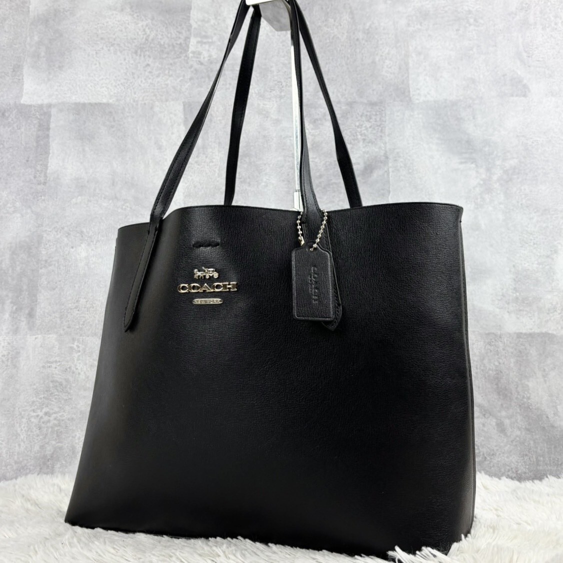 極美品 COACH コーチ アベニュー A4 通勤 メンズ トートバッグ ハンドバッグ オールレザー ロゴ金具 チャーム 肩掛け 黒 ビジネス ステッチ