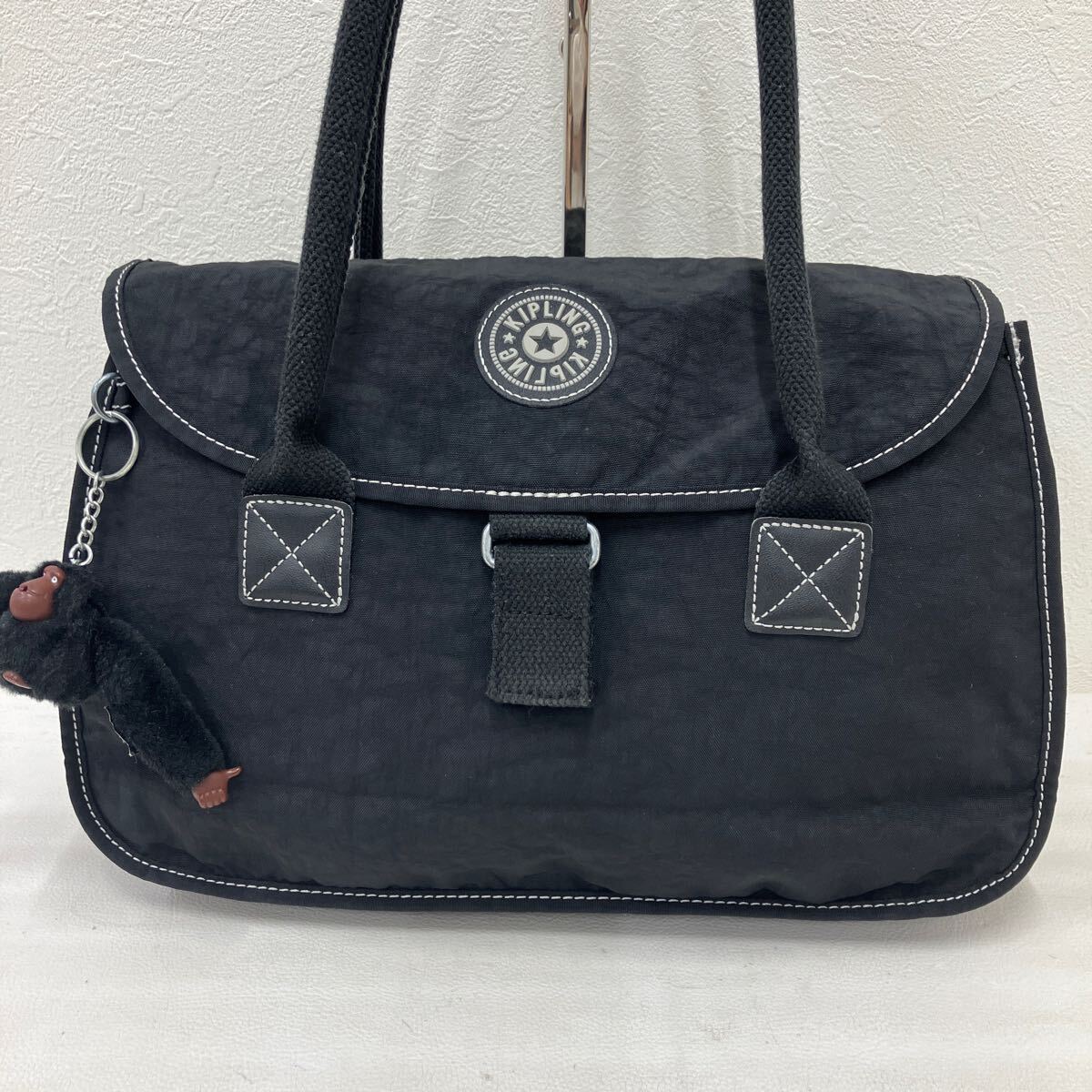 □3−2167 Kipling キプリング レディース ハンドバッグ トートバッグ 黒 ブラック チャーム付き ゴリラ モンキー 無地 軽量 カジュアル