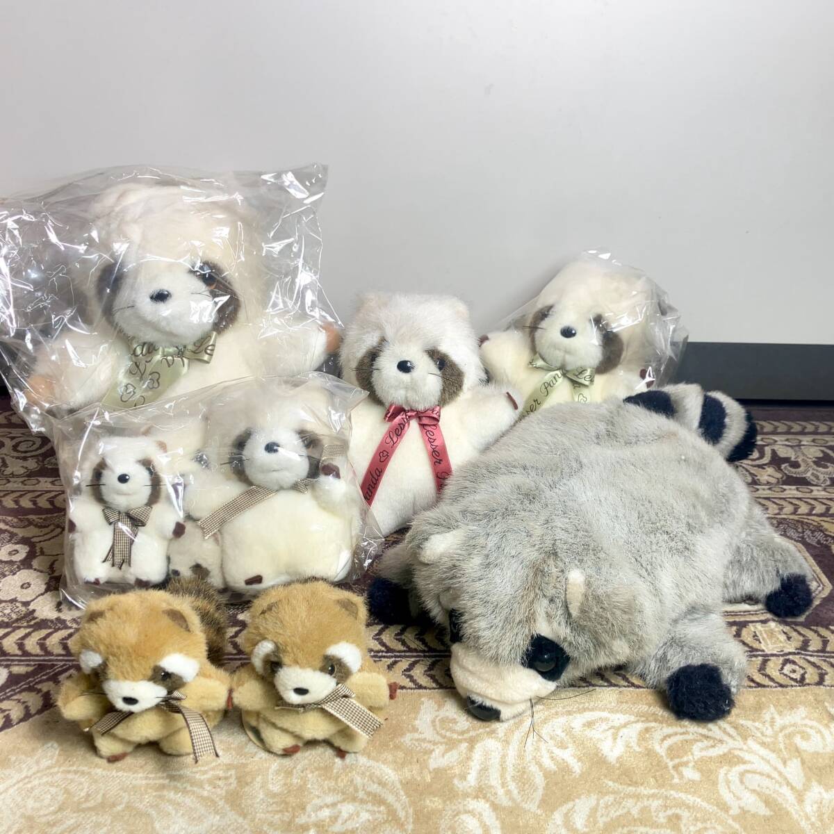 N98328 アライグマ レッサーパンダ ぬいぐるみ ８個セット 白 リボン 置物 コレクション 動物 アニマル