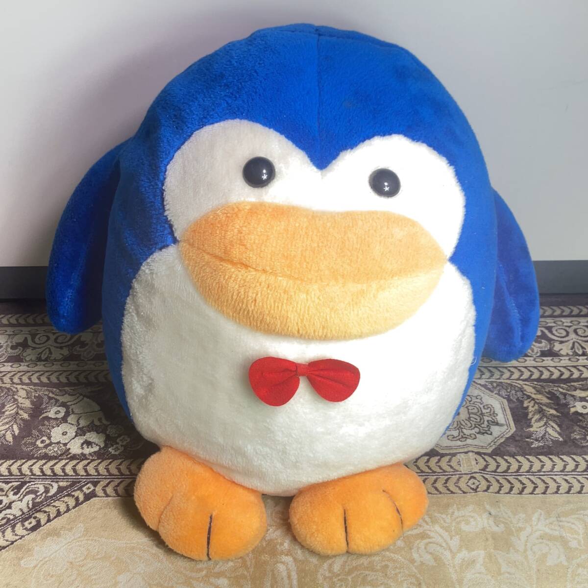 Z74924 ペンギン 特大 ぬいぐるみ 高さ約50cm 蝶ネクタイ キャラクター ドール 青色 置物 ディスプレイ
