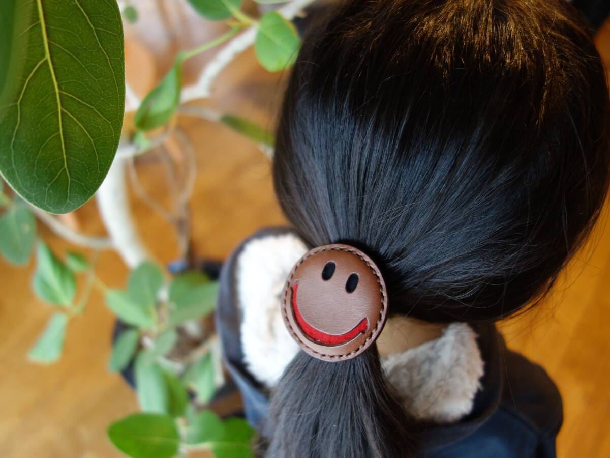 ◆◇送料無料【極上栃木レザー】総手縫い ヘアゴム　スマイル　チョコ色◇◆