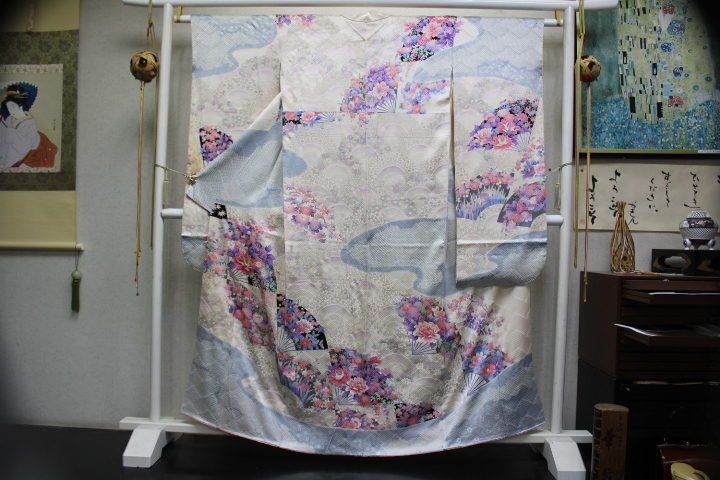 きもの今昔８０７７　ふりそで　正絹綸子地　白地に水色の４つ巻き絞り入り　四季の花に華扇柄　袖丈９８ｃｍ　身丈１６０ｃｍ
