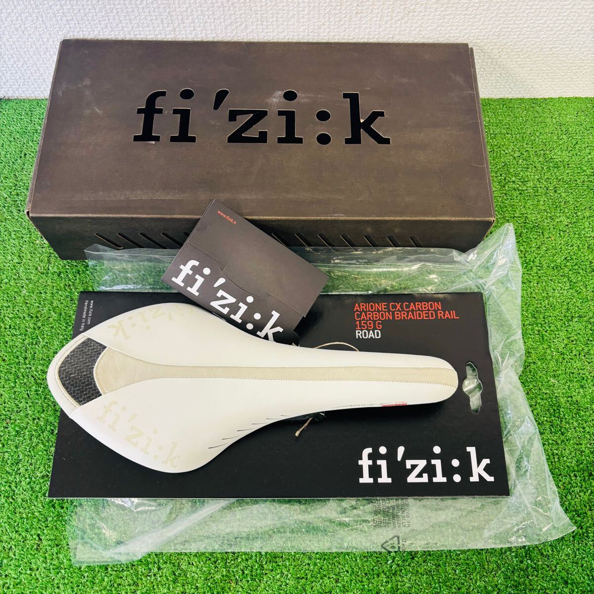 f1579 FIZIK フィジーク アリオーネ CX CARBON サドル ホワイトとブラック レア 未使用品 送:80