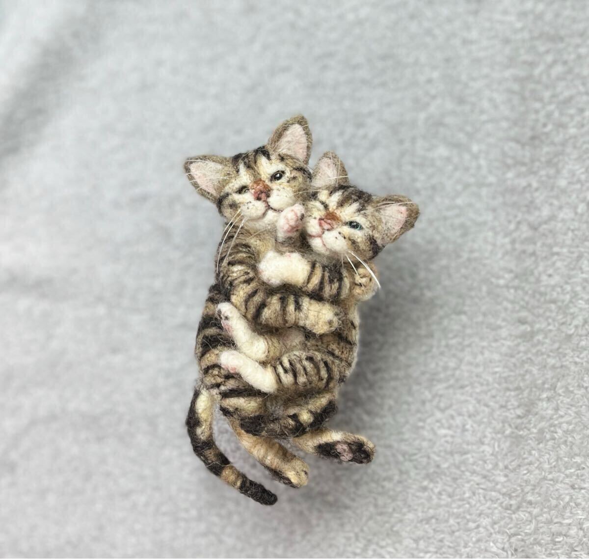 【保障できる】 KURIMARU】羊毛フェルト 猫ブローチ キジトラ親子 ママの抱っこ 羊毛フェルト