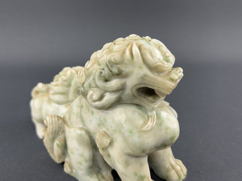 25011308玉石彫刻 獅子親子細工彫刻 翡翠 置物 唐木透し彫刻台