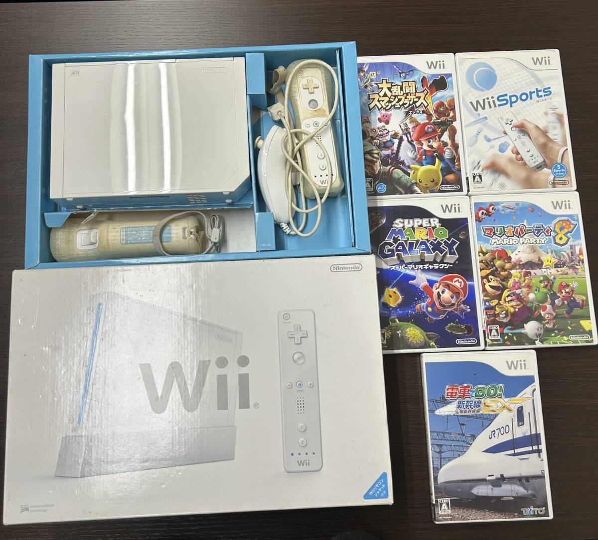 #4876A【ゲーム機/ソフト】Wii 本体 箱付 付属品 コントローラーのみ ソフト5本 マリオ 他 動作未確認 ジャンク品