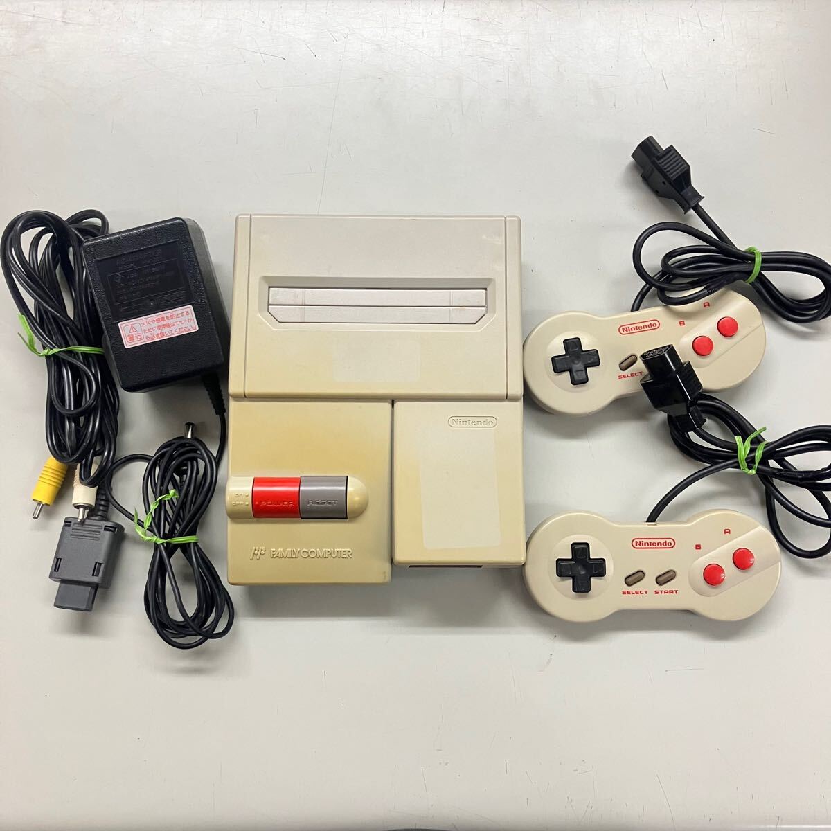 【通電可 ジャンク品】ニューファミコン 本体 コントローラー2個付き Newファミコン