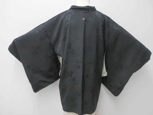 《京都一輝堂》【着物】羽織 黒羽織 縫い紋 唐花地模様 羽織紐付 身丈約78.5cm 裄丈約63.5cm 24z-4747