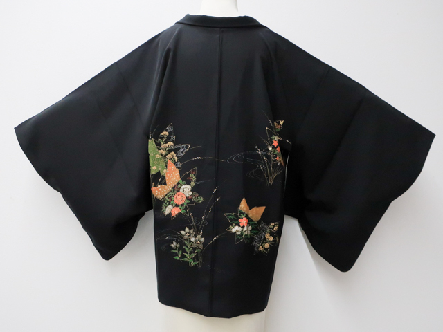 《京都一輝堂》【着物】 羽織 黒羽織 草花文 金彩 羽織紐付き 身丈約74cm 裄丈約63.5cm 24z-4709
