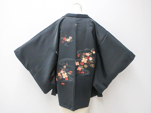 《京都一輝堂》【着物】黒羽織　一つ紋　流水に花文　羽織り紐付き　身丈約80cm　裄丈約65cm　24z-5171