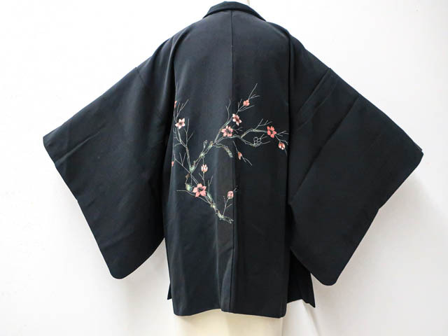 《京都一輝堂》【着物】 羽織 京友禅 黒羽織 絵羽柄 枝花文 羽織紐付き 身丈約78cm 裄丈約63cm 24z-4331