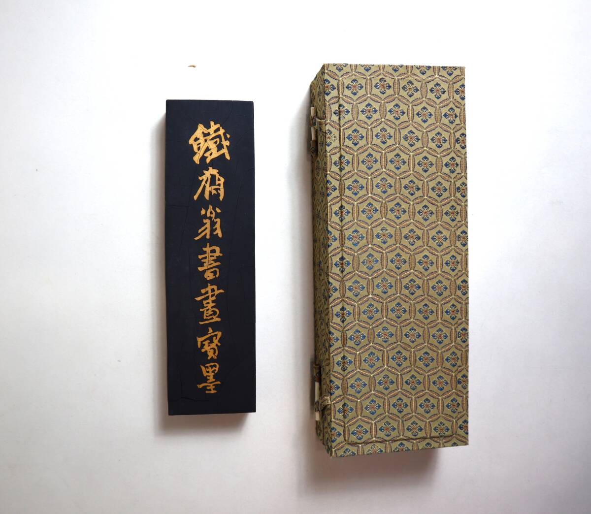 中国 墨 上海墨廠 鉄斎翁書画宝墨 五石漆煙 徽歙曹素功堯千氏造 中国 墨 上海墨廠 鉄斎翁書画宝墨 五石漆煙 徽歙曹素功堯千氏造
