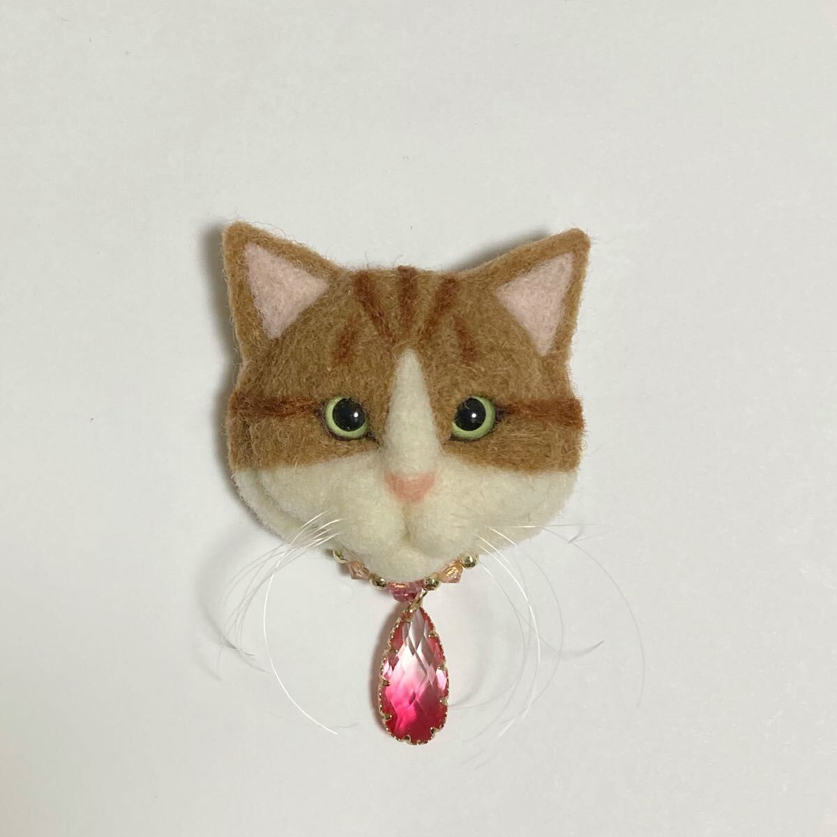 羊毛フェルト 猫ブローチ 茶トラ白 グラデーションビジュー付き