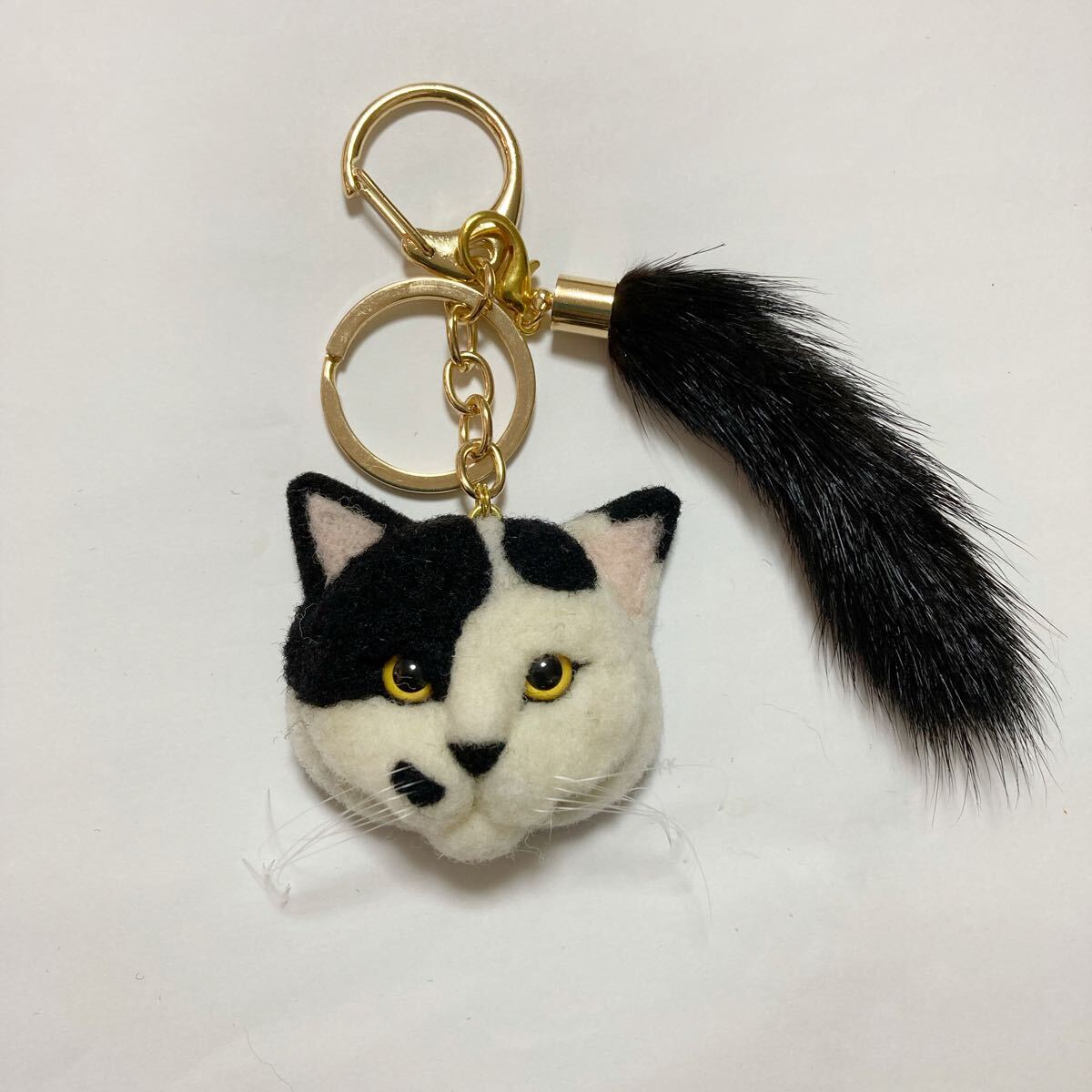 羊毛フェルト 猫キーホルダー 黒ぶち猫 ファーしっぽチャーム付き