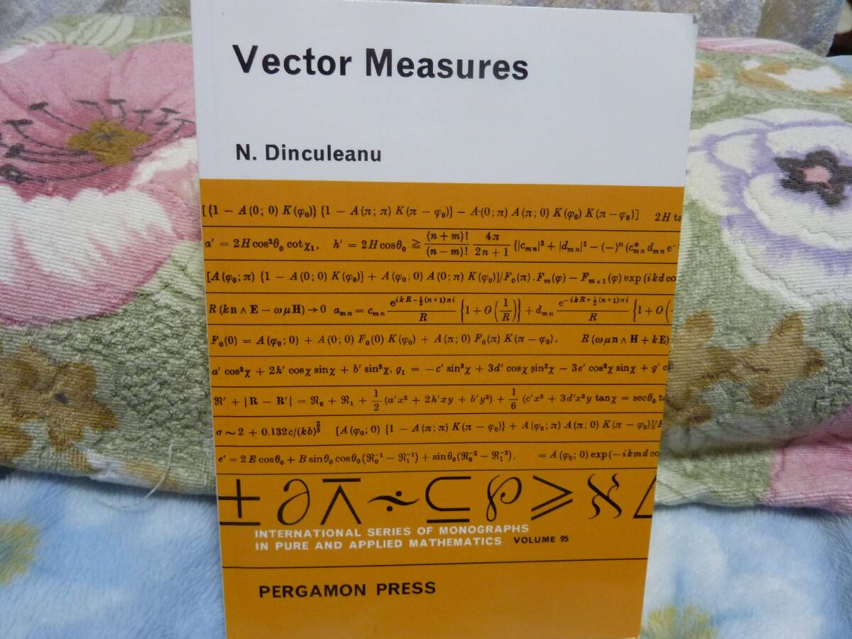 （洋書）Vector Measures (International Series of Monographs in Pure and Applied Mathematics 95)