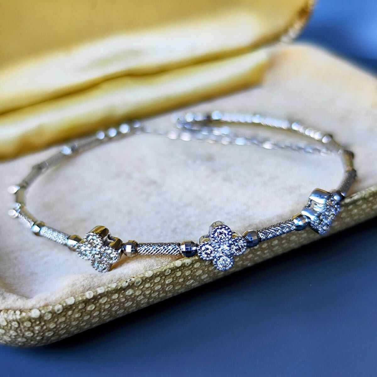 【形状記憶】天然ダイヤモンド 18金WG ホワイトゴールド ブレスレット バングル 新品未使用品 フラワーモチーフ