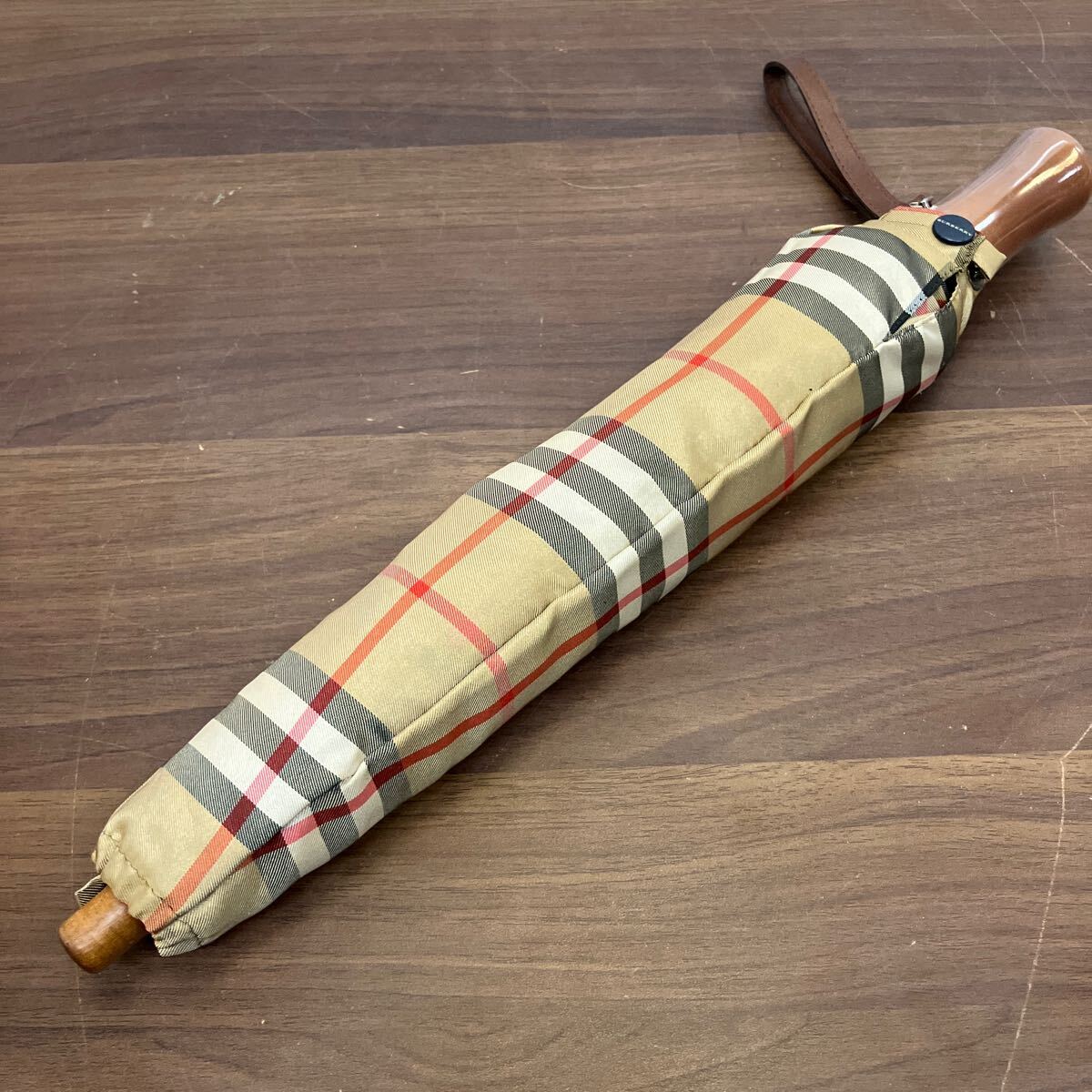 ブランド BURBERRY バーバリー チェック柄 折りたたみ傘 雨傘 傘 アンブレラ 雨具 バーバリーチェック ノバチェック 持ち手木製 男女兼用( バーバリー)|売買されたオークション情報、Yahoo!オークション(旧ヤフオク!) の商品情報をアーカイブ公開 - オークファン(aucfan ブランド BURBERRY バーバリー チェック柄 折りたたみ傘 雨傘 傘 アンブレラ 雨具 バーバリーチェック ノバチェック 持ち手木製 男女兼用( バーバリー)|売買されたオークション情報、Yahoo!オークション(旧ヤフオク!) の商品情報をアーカイブ公開 - オークファン(aucfan
