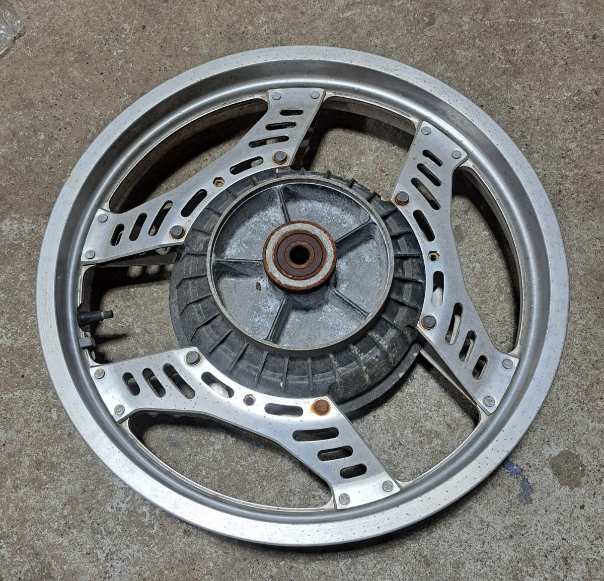 2 ホンダ CBX400F リアホイール 当時物 CBX550F インボート キャリパー ビート キジマ 外装 キャブ キャブレター シート タンク ホイール