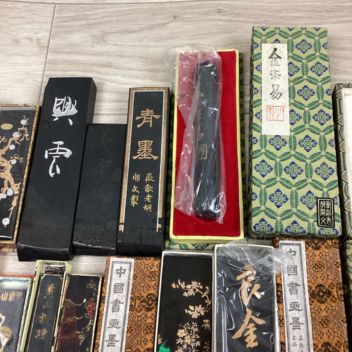 E789 掛軸 武者小路千家 十三代 有隣斎 『魚の図』 共箱 『真作』 画賛 E789 掛軸 武者小路千家 十三代 有隣斎 『魚の図』 共箱