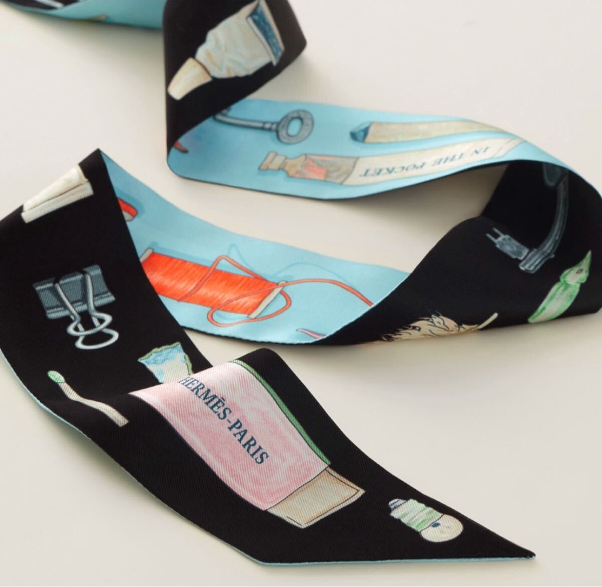 HERMES エルメス ツイリー 《イン・ザ・ポケット》未使用新品 HERMES エルメス ツイリー 《イン・ザ・ポケット》未使用新品