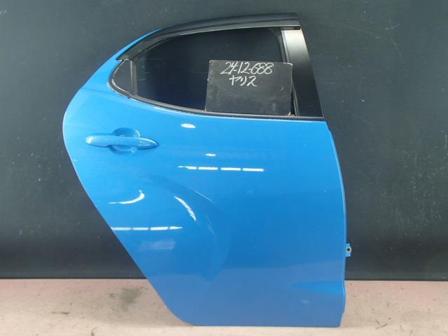 ヤリス 　MXPA15 リヤ右ドア　 8W9 67003-K0090