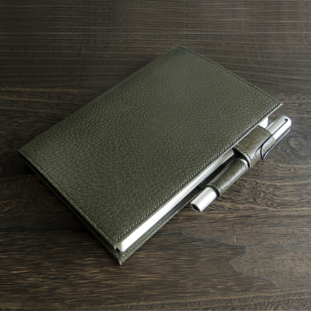 送料込み★かばん屋さんのブックカバー★ほぼ日手帳カズンに対応★A5サイズ★豚革カーキ（ペンホルダー付) ※手帳本体は付きません
