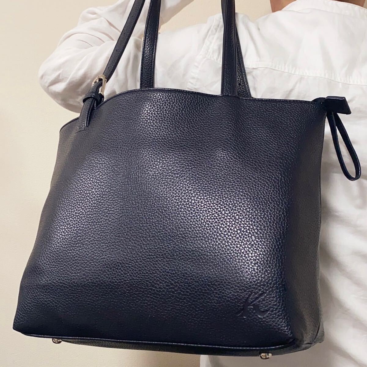 未使用級●A4収納●キタムラ kitamura トートバッグ メンズ ビジネス 肩掛け レザー 本革 ネイビー 収納多 書類 通勤 自立 ロゴ型押し