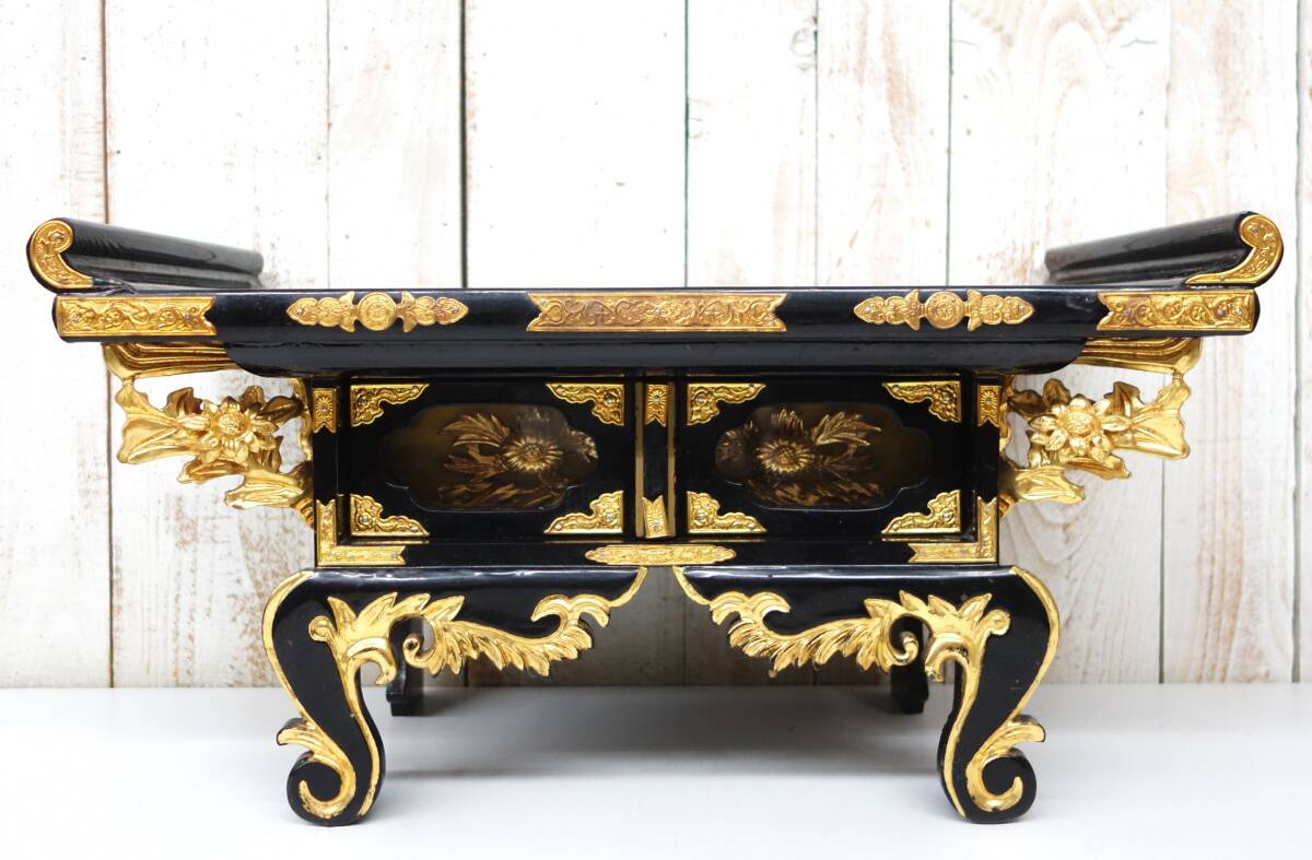 伝統工芸 工芸美術 仏教美術*高級大型仏具 仏教 *経机 前机 経卓 若葉机*二連窓 引き出し*黒塗 金彩 彫刻 装飾 金具打