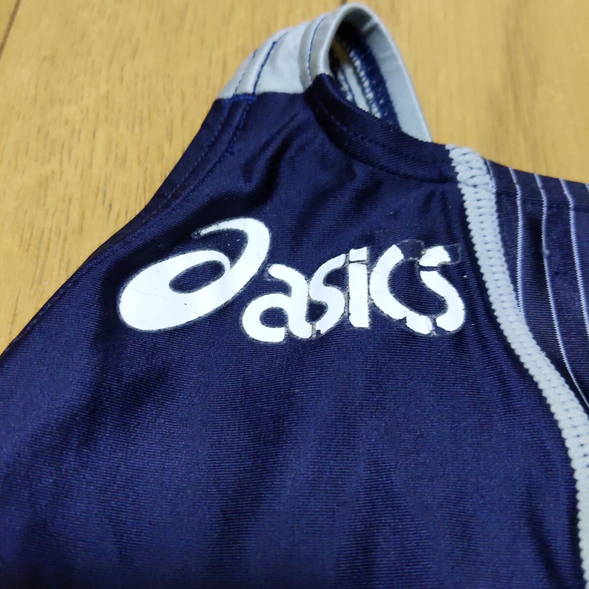 asicsのロゴは剥がれてきています